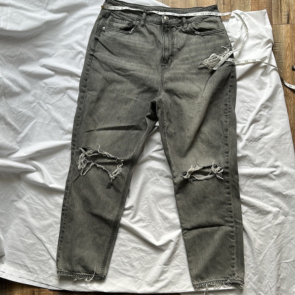 American Eagle Ripped high Rise Mom Jeans - Picture 6 of 12